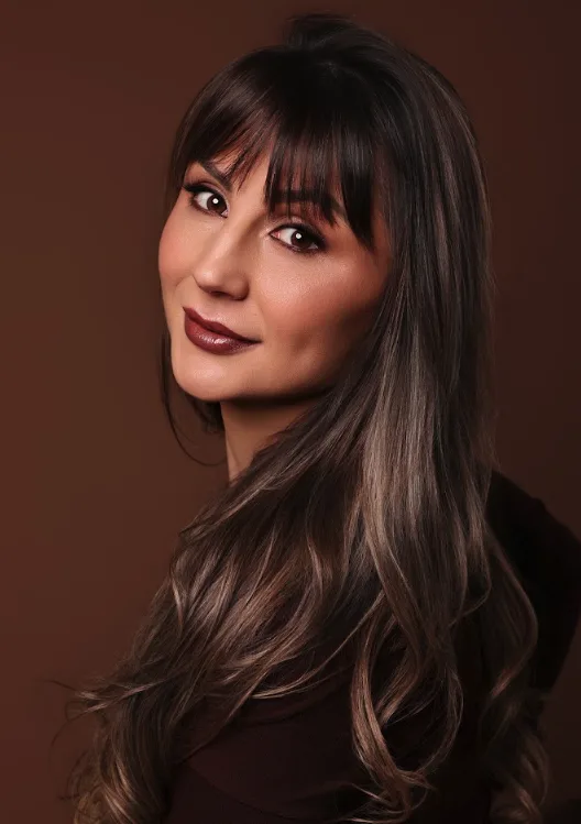 Retrato da Dra. Laís Fracasso em fundo marrom