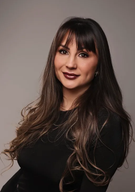 Dra. Laís Fracasso de blusa preta, sorrindo